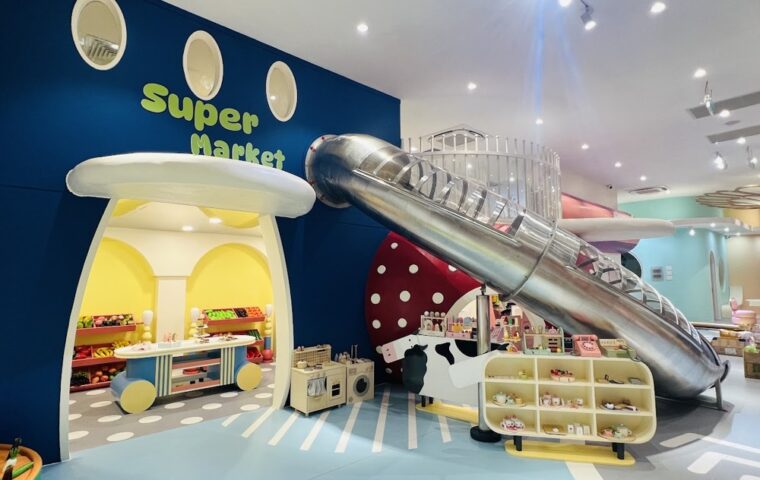 Gian hàng Super Market giả lập và cầu trượt ống kim loại trong khu vui chơi trẻ em